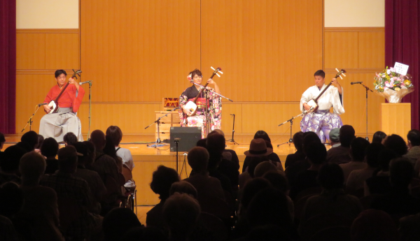 左からはたこうじ　徳田恵美　西村孝樹（津軽三味線） 演奏風景写真